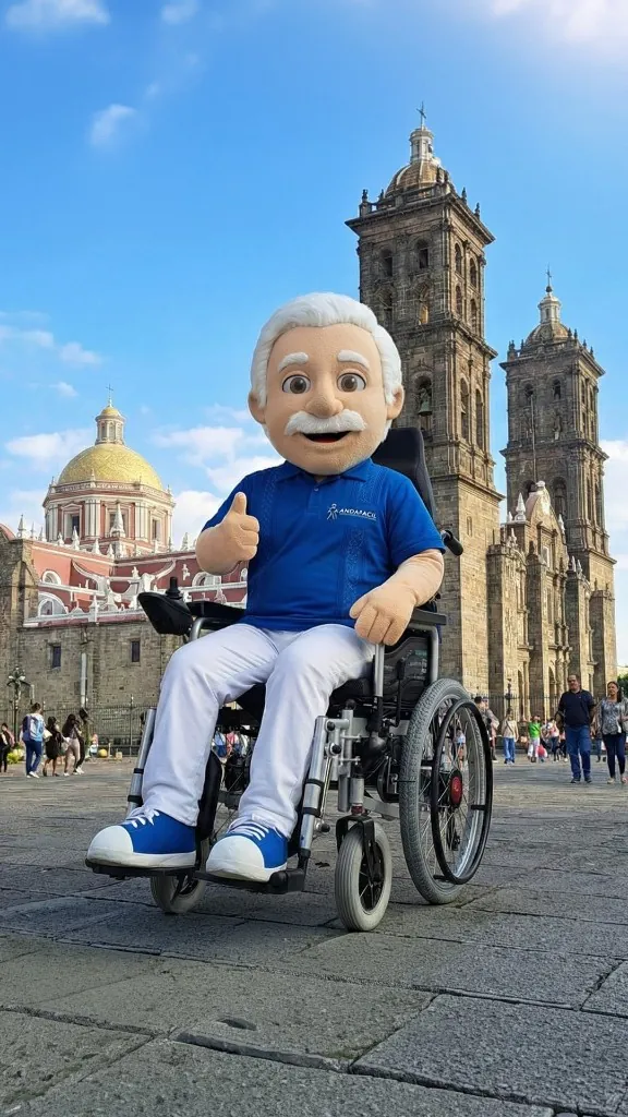 Don Anda en silla eléctrica Andafacil en una plaza de Perú