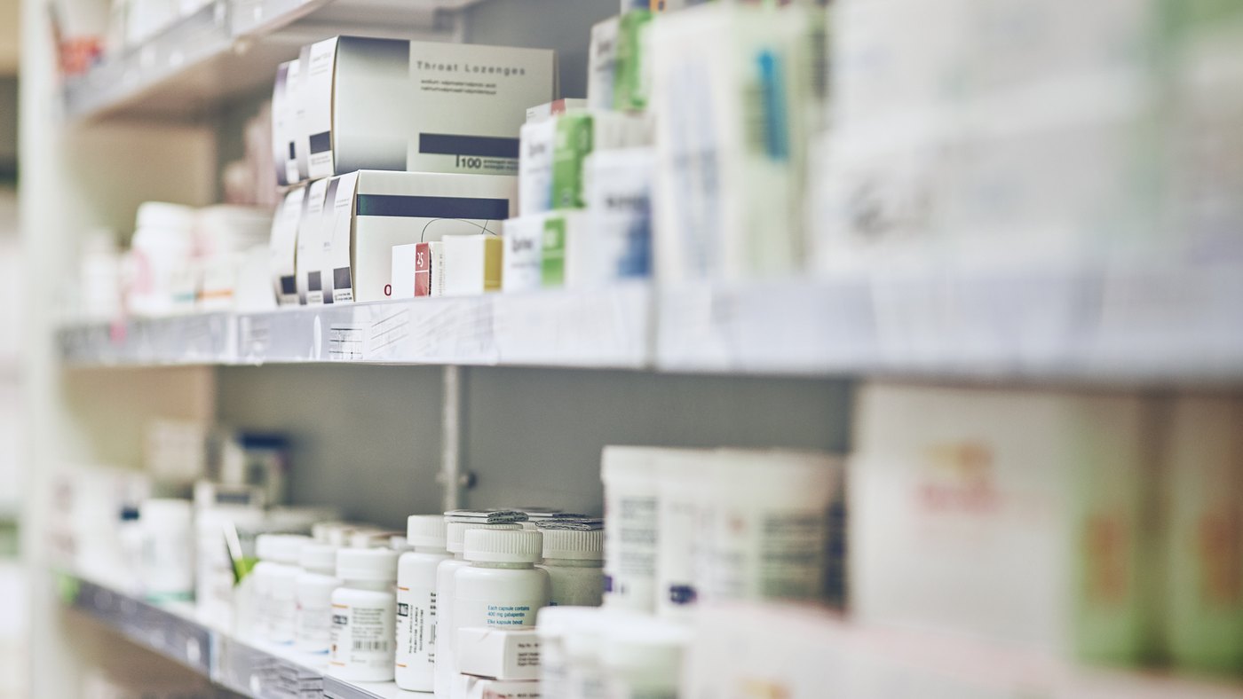 Anaqueles de farmacia con productos de salud y cuidado personal