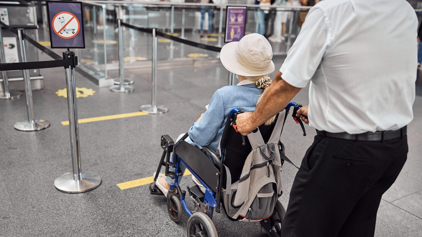 Traveling by air with an elderly adult: foldable walker checklist — mobility in Mexico