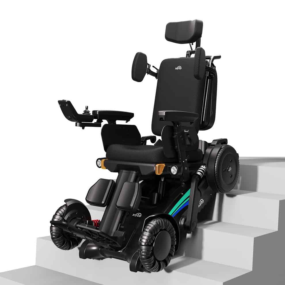 XSTO X12 subiendo escaleras en modo doble oruga