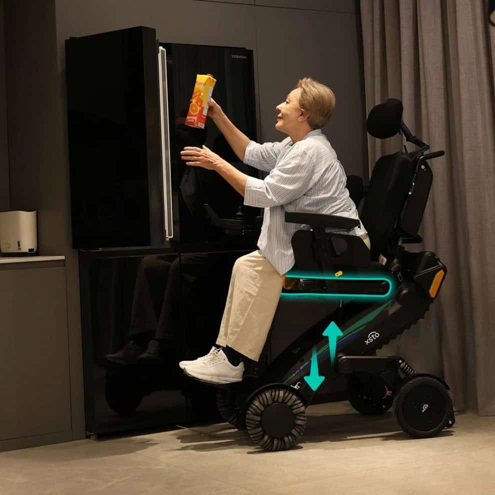 XSTO X12 con elevación de asiento para alcanzar objetos